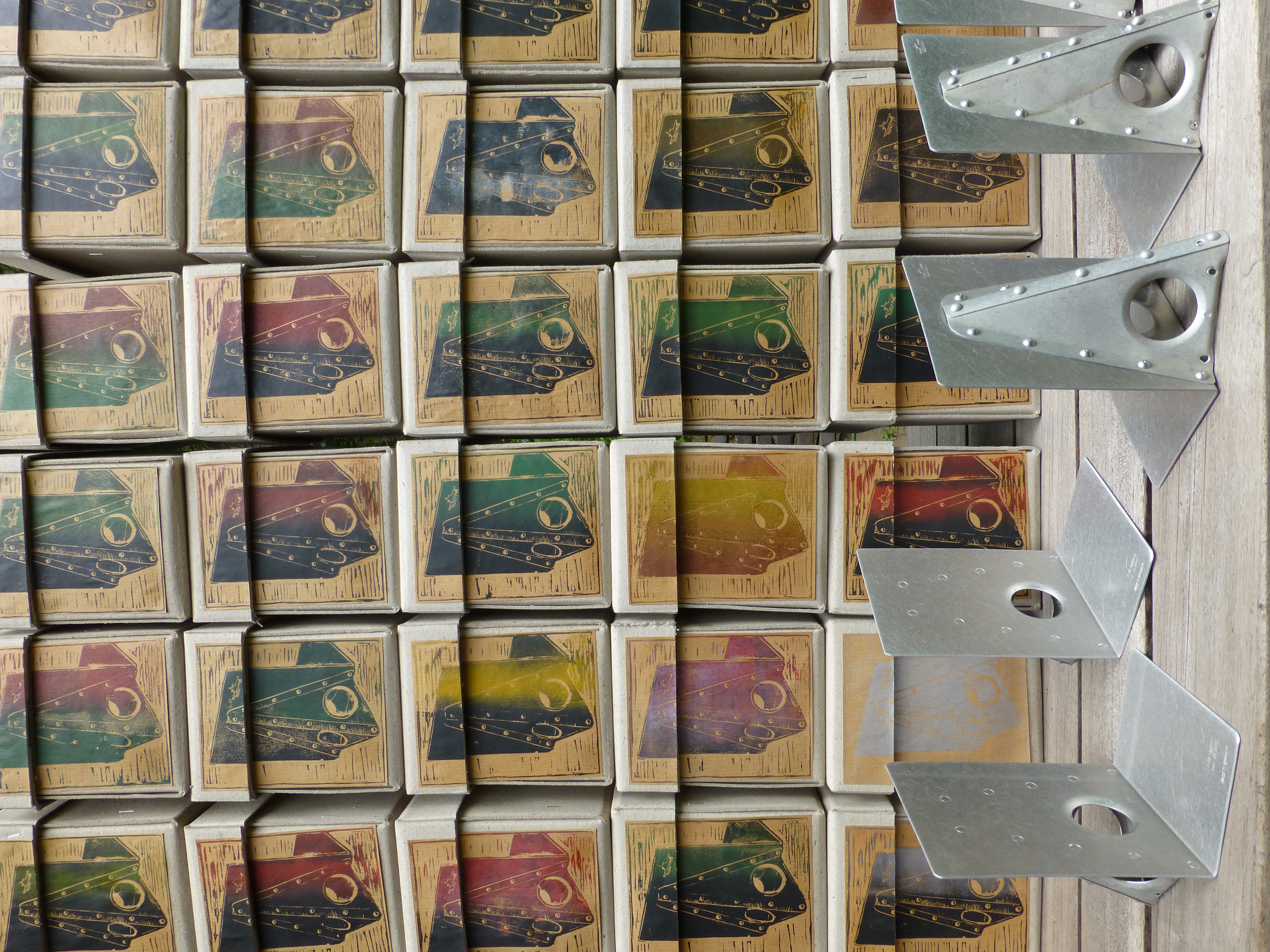 Buchstütze aus original P-38 Lightning Teilen (1944)