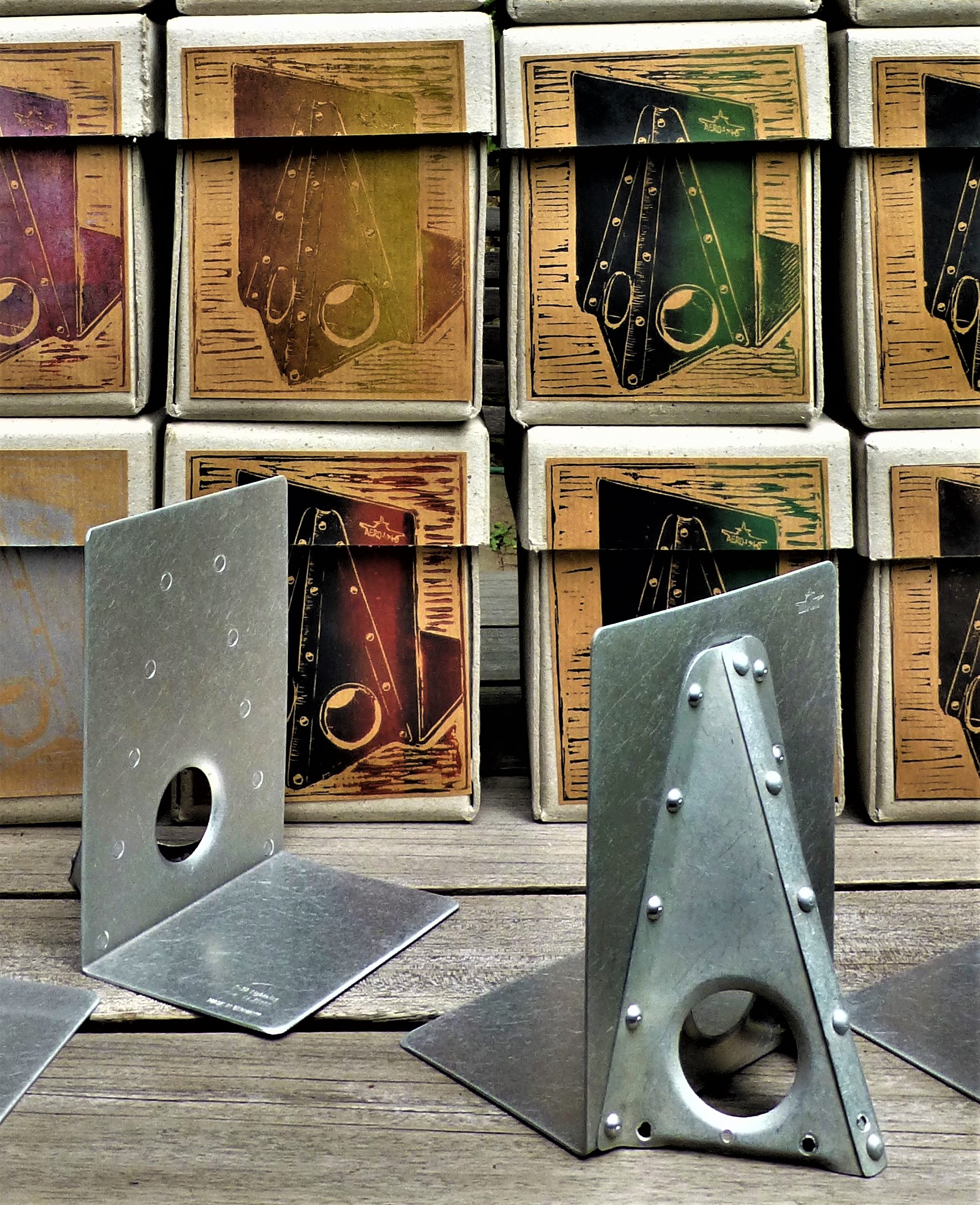 Buchstütze aus original P-38 Lightning Teilen (1944)