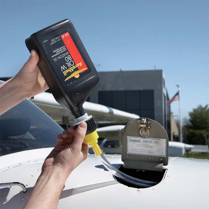 Einfüllhilfe für Motoröl aus Ölflaschen