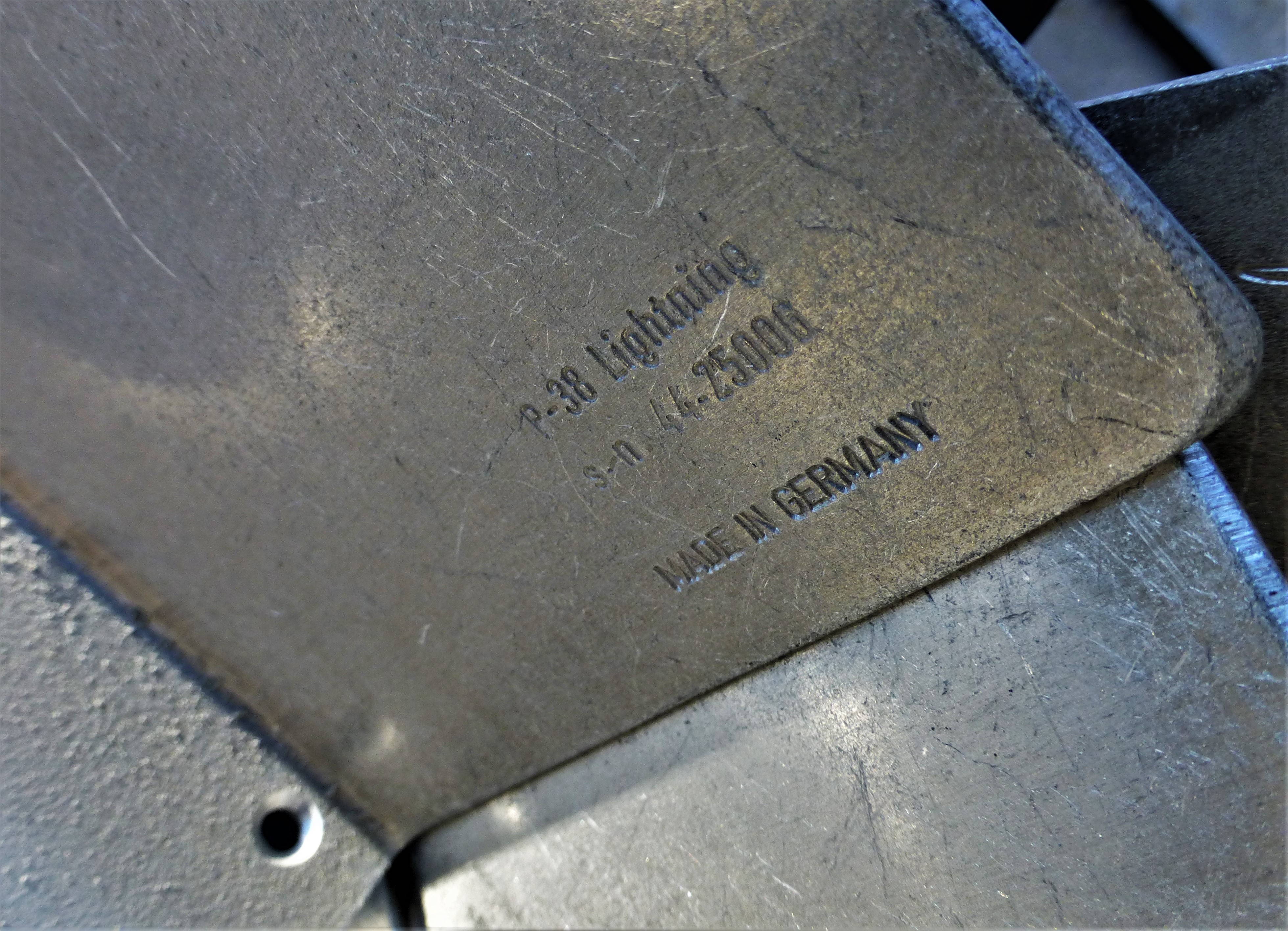 Buchstütze aus original P-38 Lightning Teilen (1944)